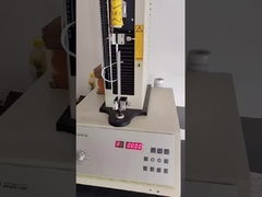 Проверка сцепления белой наклейки из ПВХ 140 г.